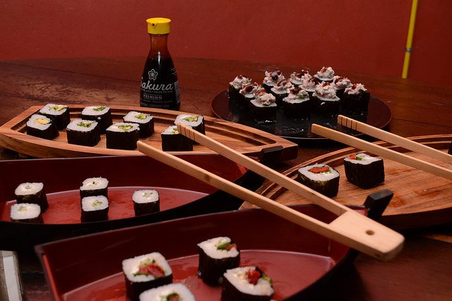 Pratos típicos da culinária asiática, como o sushi, com um leve toque brasileiro (Foto: Flávio Fogueral)