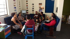 Cynthia Domenico com artistas no Café das Cinco - foto Sérgio Viana