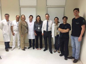 Equipe de vistoria da Sociedade Brasileira com os responsáveis pelo setor (Foto: Assessoria HCFMB)