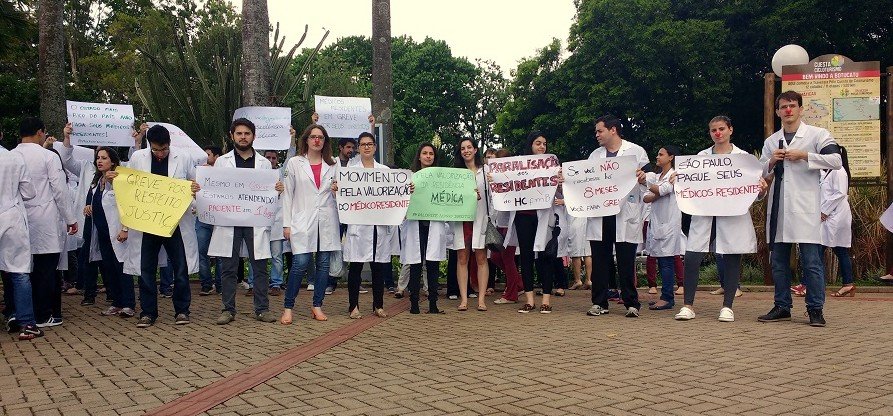 Mais de 430 médicos residentes atuam no Hospital das Clínicas (Foto: Flávio Fogueral