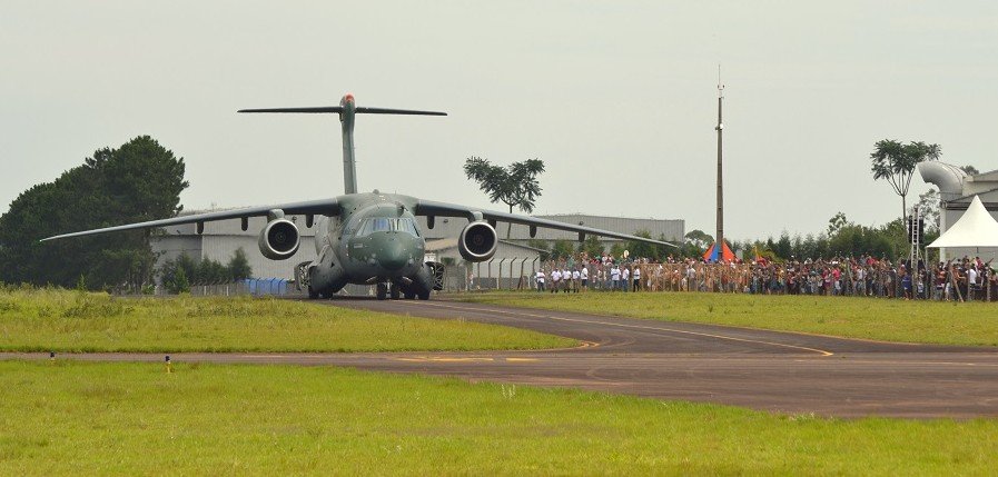 Aeronave militar foi a principal atração em Botucatu (Foto: Flávio Fogueral)