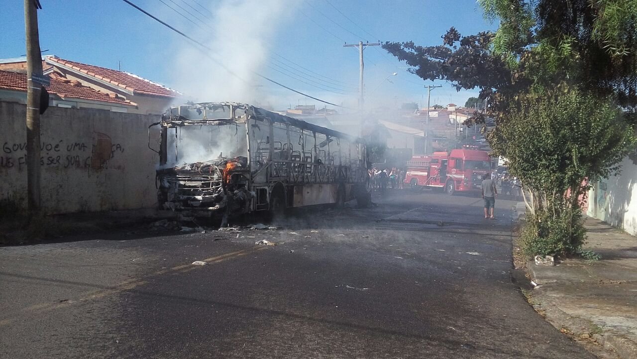 Ônibus ficou completamente destruído (Foto Agência 14 News)