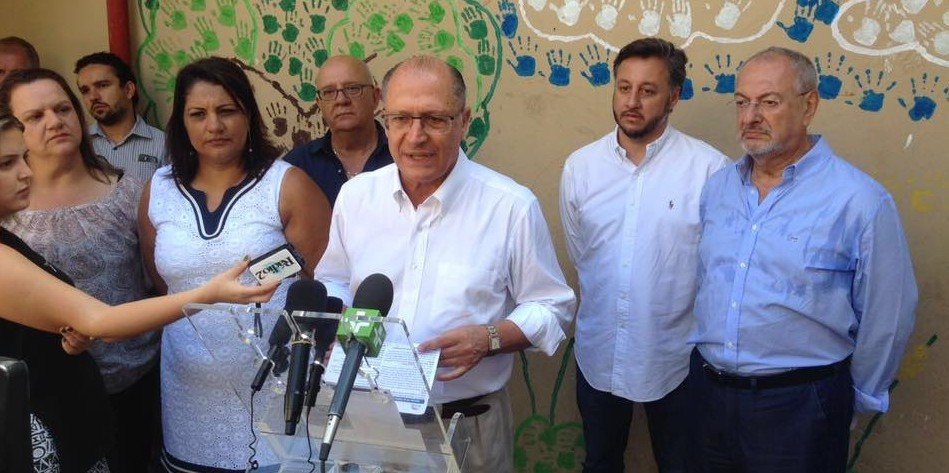 Cury com o governador Geraldo Alckmin e o secretário da Educação, José Renato Nalini, no início do programa "Volta às Aulas" (Foto: Arquivo Pessoal João Cury)