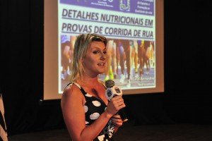 Carol Bernardino, nutricionista e mestre pelo Cemenutri, ministrou a palestra “Detalhes nutricionais na corrida de rua”.