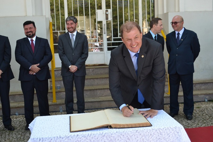 Pardini assina o termo de transmissão de cargo em frente à Prefeitura Municipal.