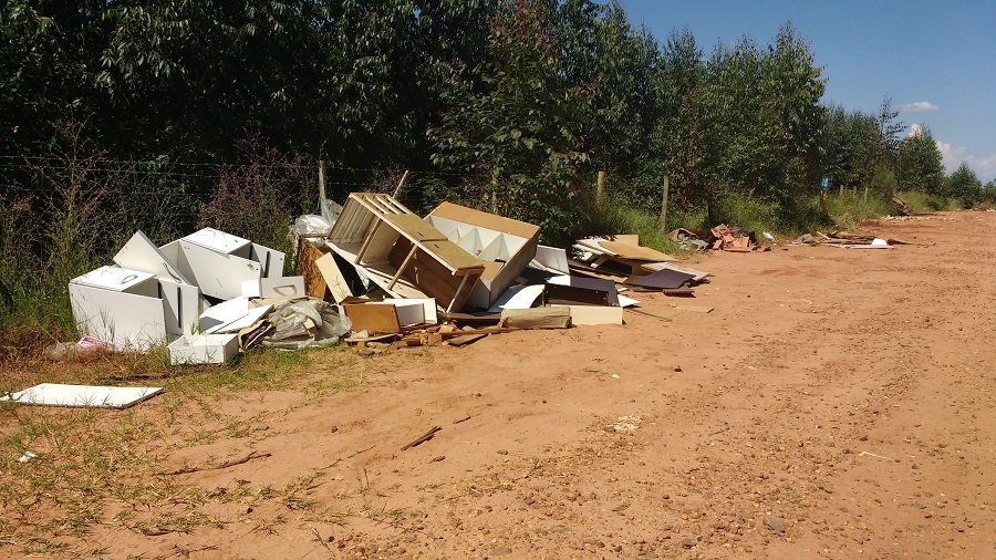 Logo no início da estrada é possível observar os materiais descartados