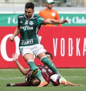 O jogador Willian, da SE Palmeiras, disputa bola com o jogador Leonardo Veloso, da A Ferroviária E, durante partida válida pela sexta rodada, do Campeonato Paulista, Série A1, na Arena Allianz Parque.