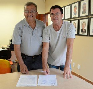 Antonio Roberto Mauad e Eduardo Benedito Russo, vice e presidente da ASFEL, respectivamente, assinam o termo de posse