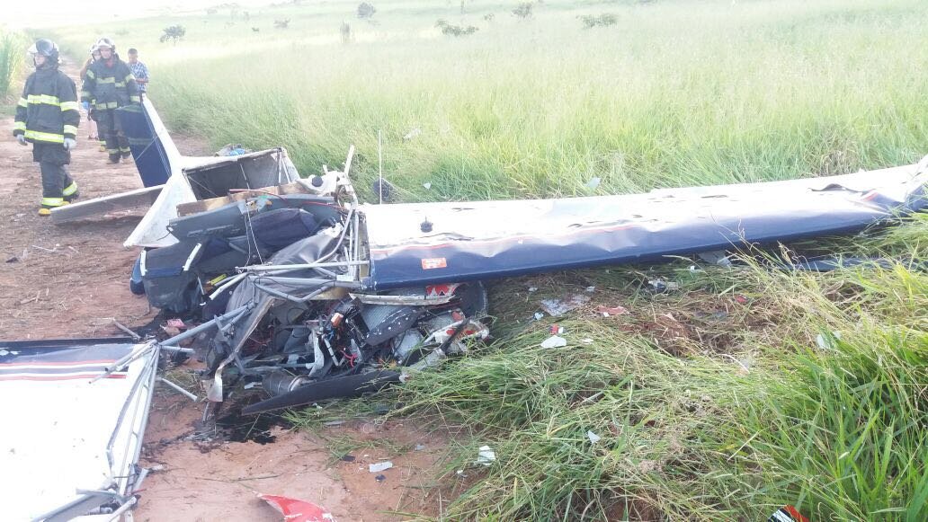 Aeronave ficou completamente destruída com a queda, em um canavial próximo ao aeroporto. (Foto: Acontece Botucatu)