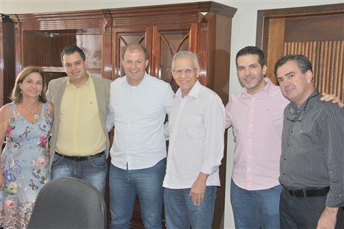 Delegação de Hortolândia durante visita ao prefeito Mário Pardini e secretários