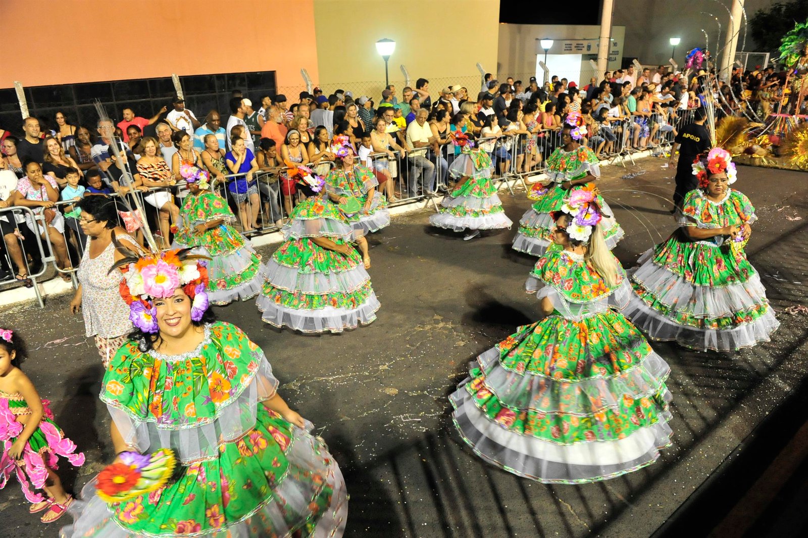 Desfiles, este ano, ocorreram atrás do Ginásio Municipal de Esportes