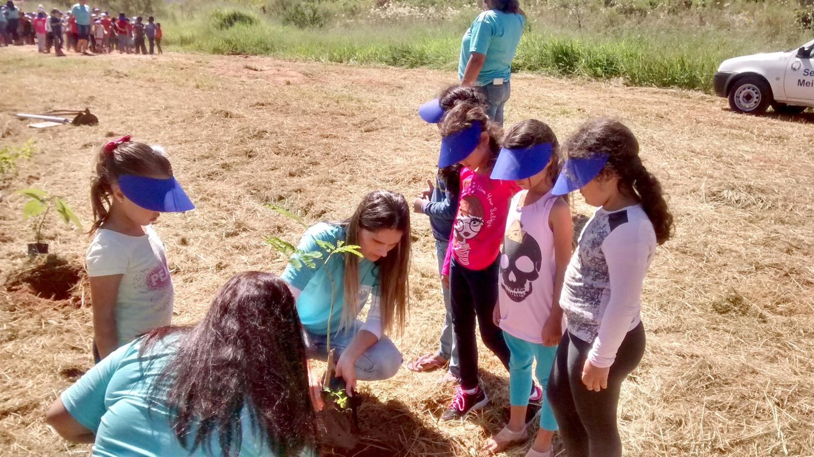 Alunos fazem plantio de árvores no residencial Cedro