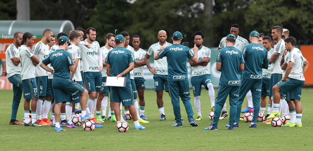 O técnico Eduardo Baptista, da SE Palmeiras, conversa com o elenco durante treinamento, na Academia de Futebol.