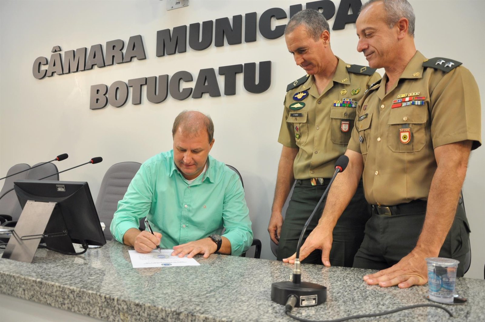 Pardini assina o termo de posse. Chefe do Executivo municipal passa a ser responsável pelo Tiro de Guerra