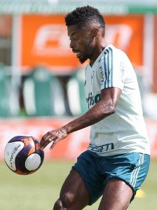 O jogador Michel Bastos durante treinamento, na Academia de Futebol.
