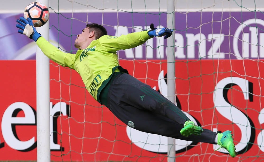 O goleiro Vinicius, durante treinamento, na Arena Allianz Parque.