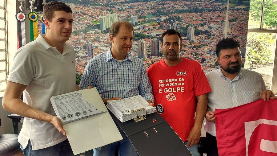 Ambos do PSDB, o presidente da Câmara Municipal, Izaias Colino e o prefeito Mário Pardini, recebem o documento contendo as 8 mil assinaturas contrárias à Reforma da Previdência 