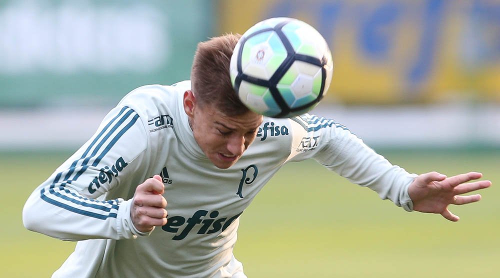 O jogador Róger Guedes, durante treinamento, na Academia de Futebol.