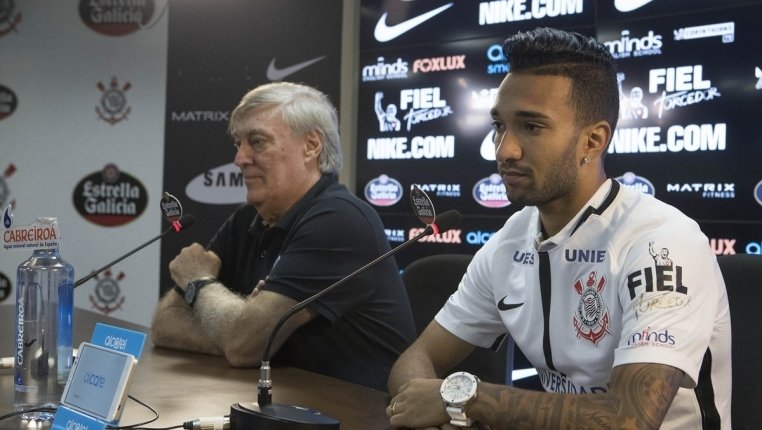 Clayson: "Uma honra vestir essa camisa de tantos craques e títulos"