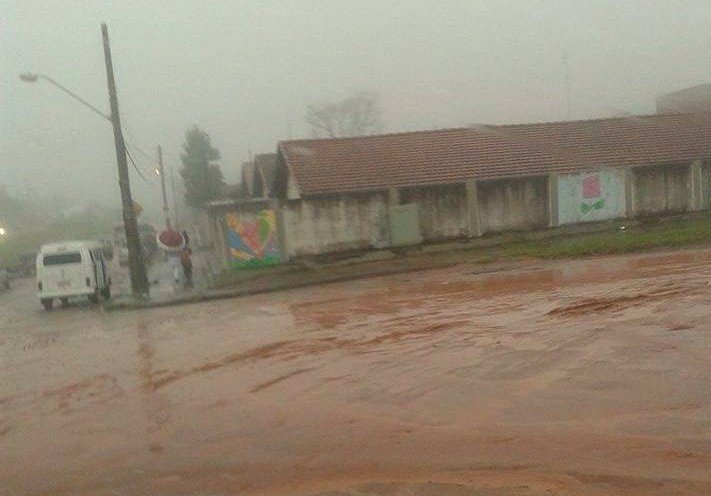 Internauta flagrou como a pista na Rodovia Gastão Dal Farra ficou com a quantidade de lama devido às chuvas