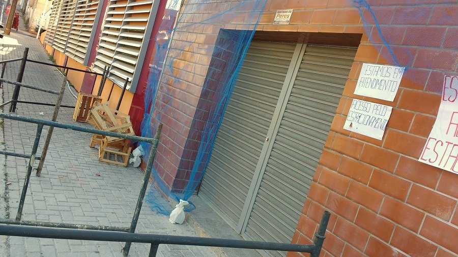 Acesso ao pavimento inferior somente pela entrada no estacionamento