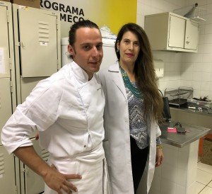 Gabriel e a coordenadora do projeto, a psicóloga Maria Cristina Veloso Macedo  