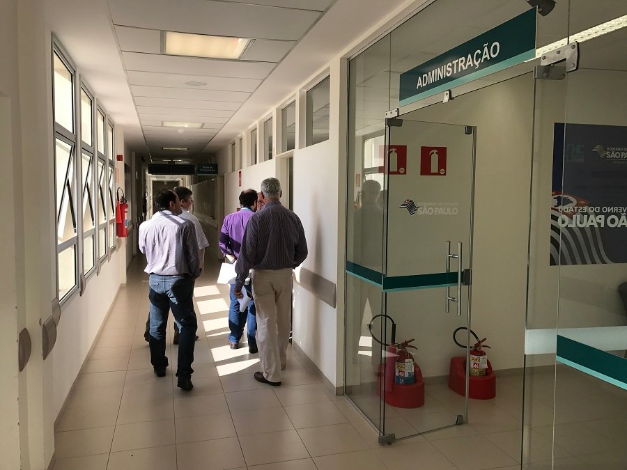 Tanto prefeito, secretário e gestores fizeram uma visita às dependências do hospital