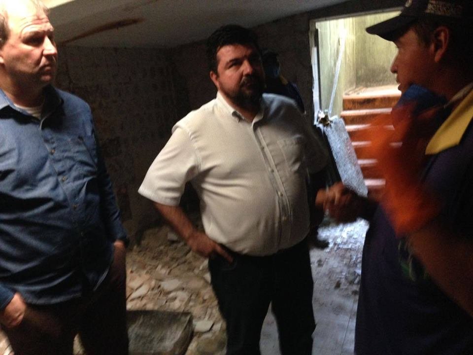 Prefeito e vice acompanharam o início das obras de reforma dos banheiros do Paratodos