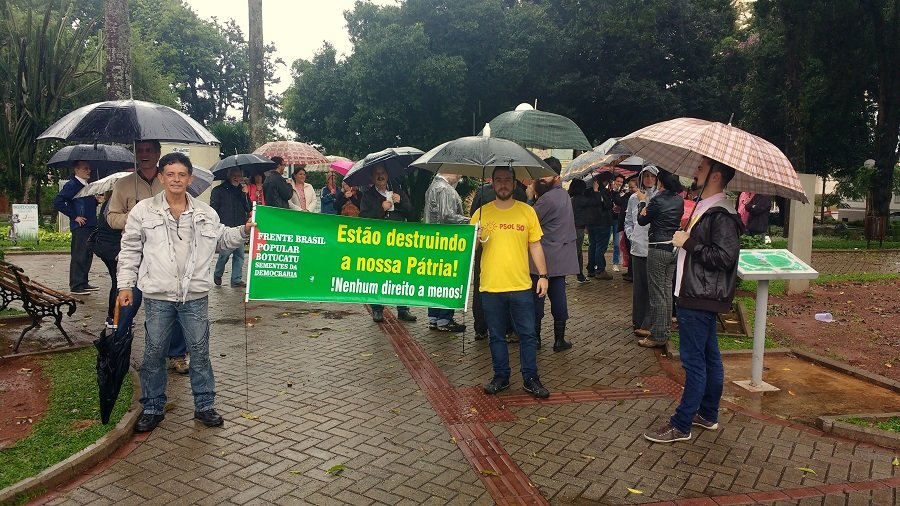Mesmo com a forte chuva, grupo de manifestantes se reuniu em frente à Catedral