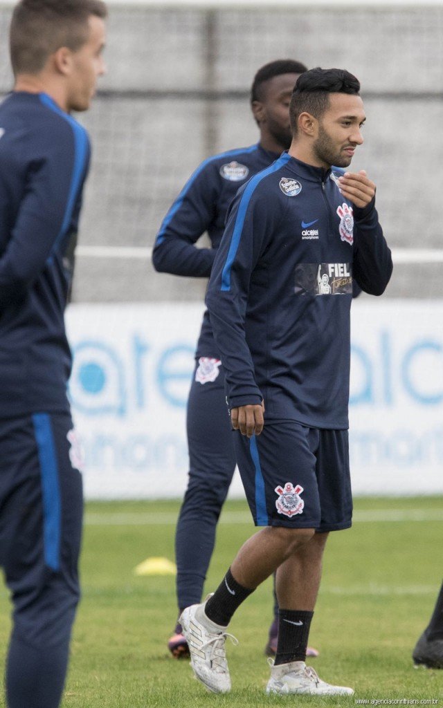 Botucatuense Clayson em treino com os titulares do Corinthians. Atleta ainda não fará a estreia pelo clube nesta rodada do Brasileiro