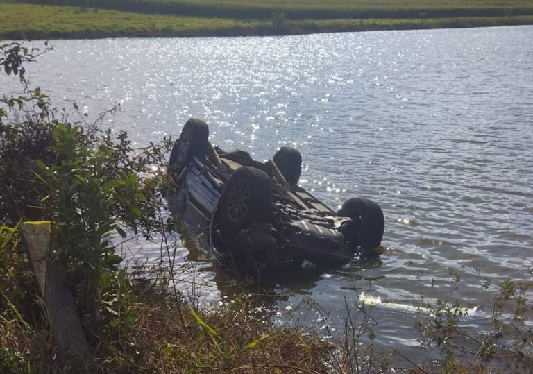 Motorista perde controle de direção e carro cai em lagoa