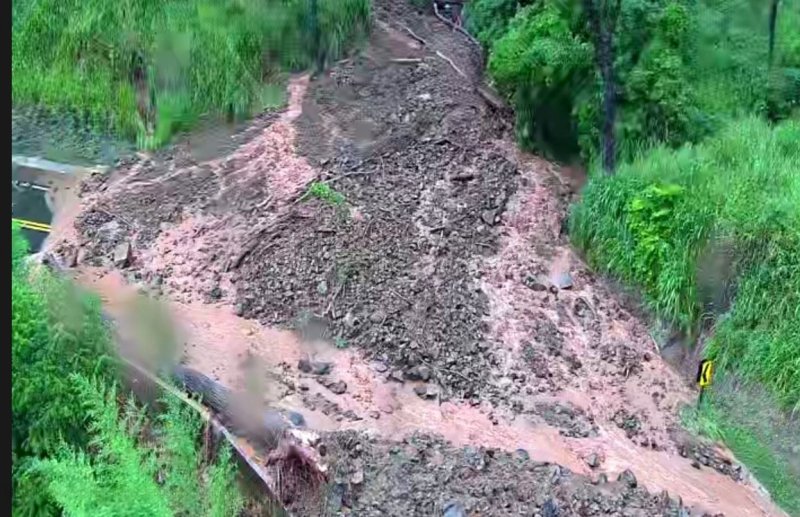 Deslizamento De Terra Interdita Rodovia Em Santa Maria Da Serra