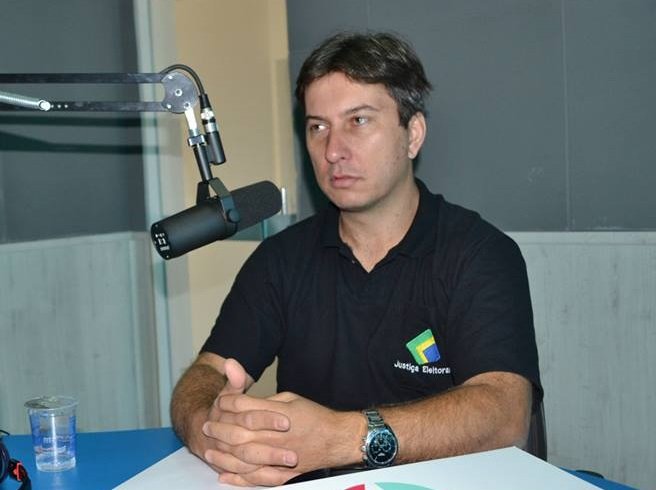Chefe do Cartório Eleitoral promove palestra sobre “Direito e Cidadania” no Colégio Embraer
