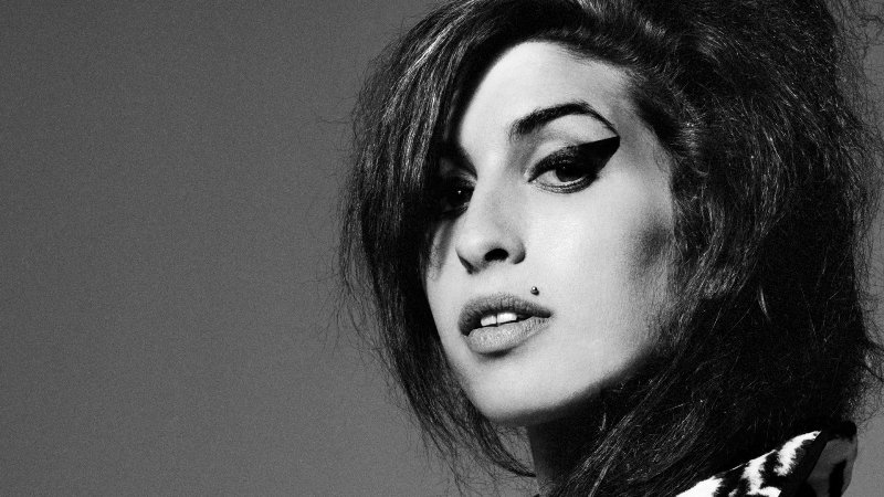 Véspera de feriado com tributo a Amy Winehouse, com Nayra Costa e Black Mantra