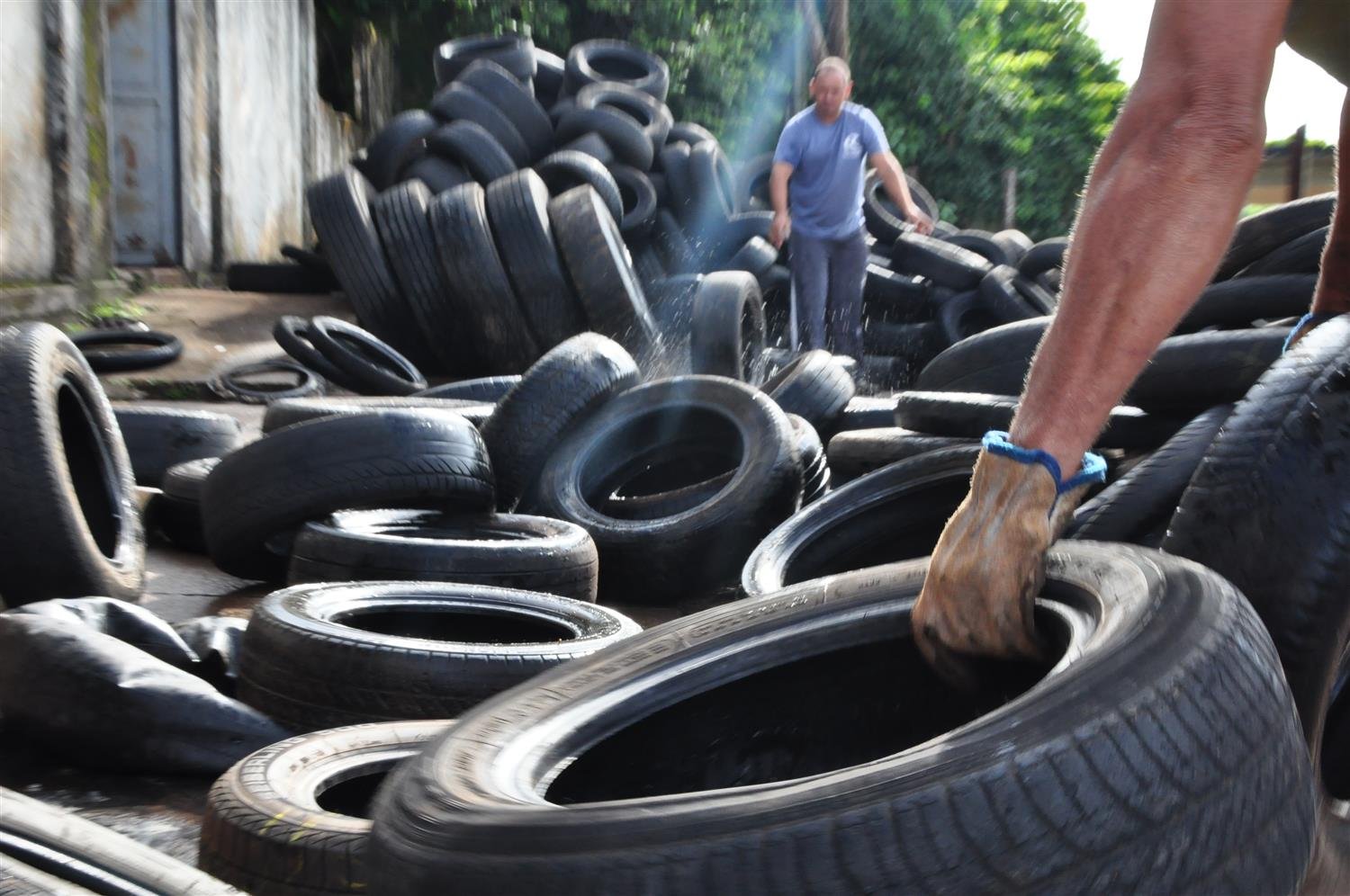 Após denúncia de irregularidades, Rose Ielo quer informações sobre pneus armazenados pela Prefeitura