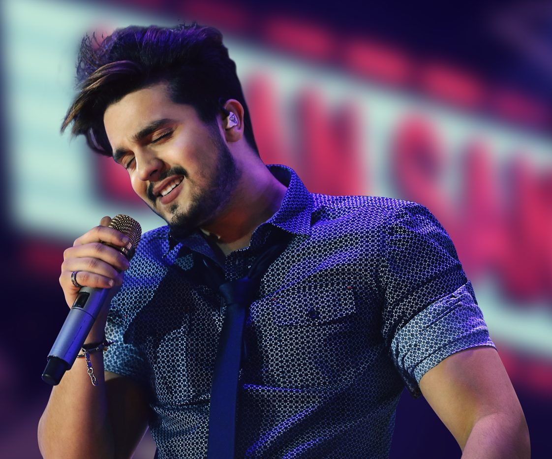 Luan Santana encerra shows na Catedral pelos 161 anos de Botucatu
