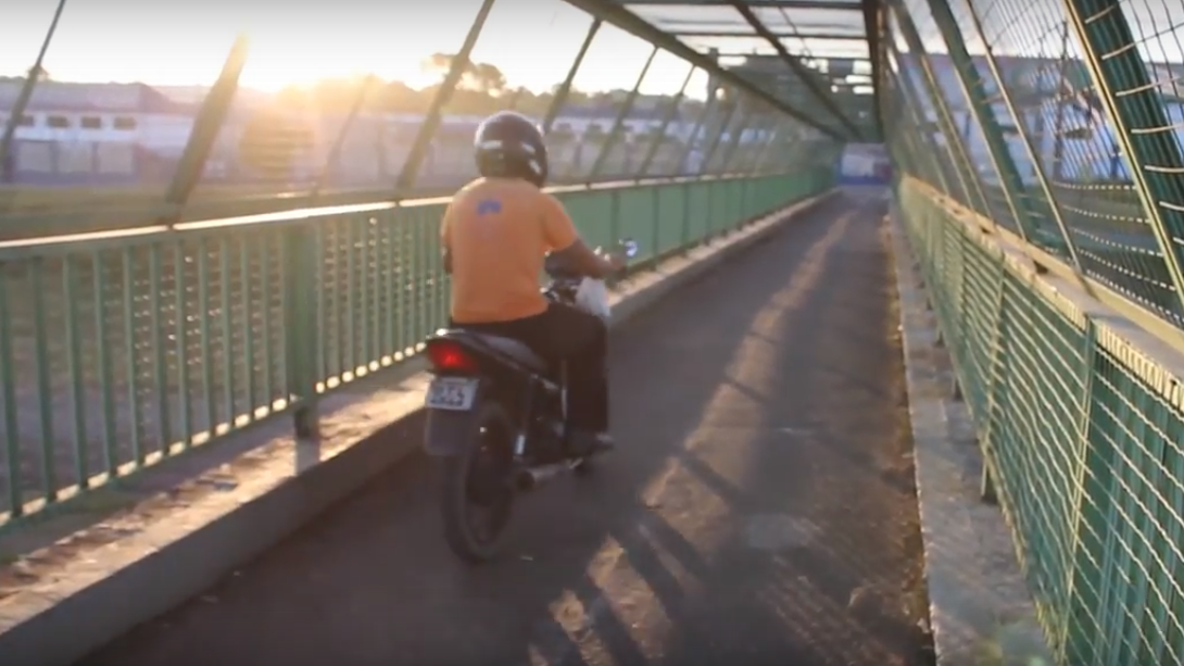 Vídeo: Motociclistas cruzam passarela de pedestres da rodovia Castelinho, SP-209, em Botucatu