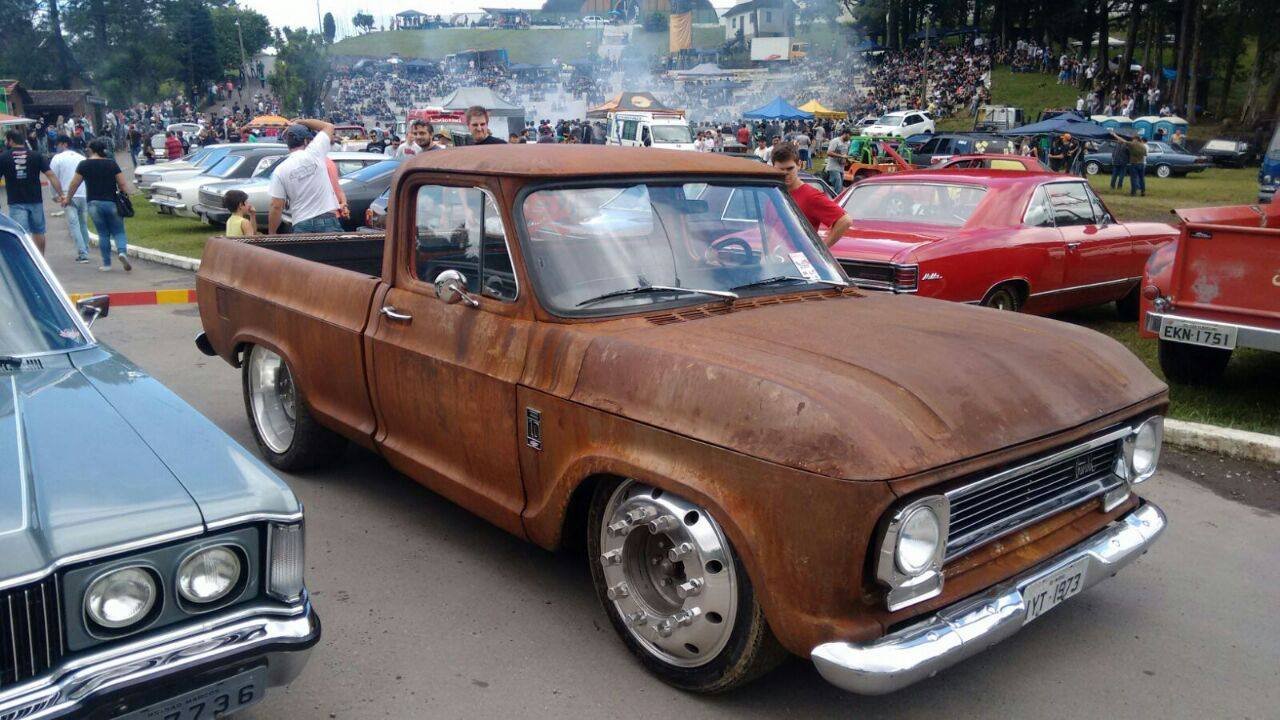 Largo da Catedral recebe encontro de rat looks, fuscas e outros carros, neste domingo (17)