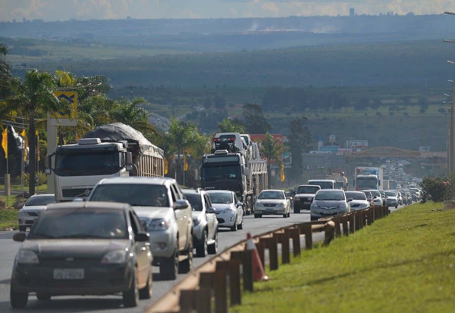 Uso obrigatório de farol baixo durante o dia nas rodovias é aprovado no Senado