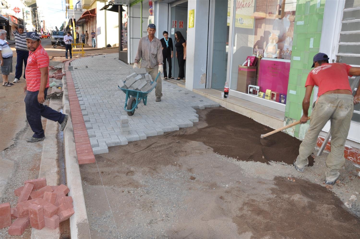 Revitalização da Amando: trecho recebe pisos de novo calçamento