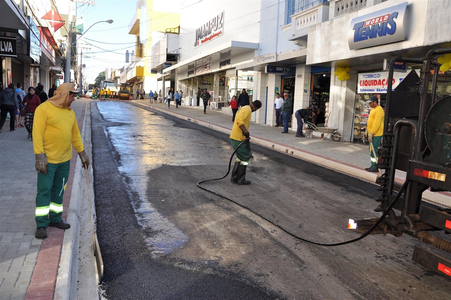 Revitalização da Amando: recape asfáltico chega aos dois primeiros quarteirões