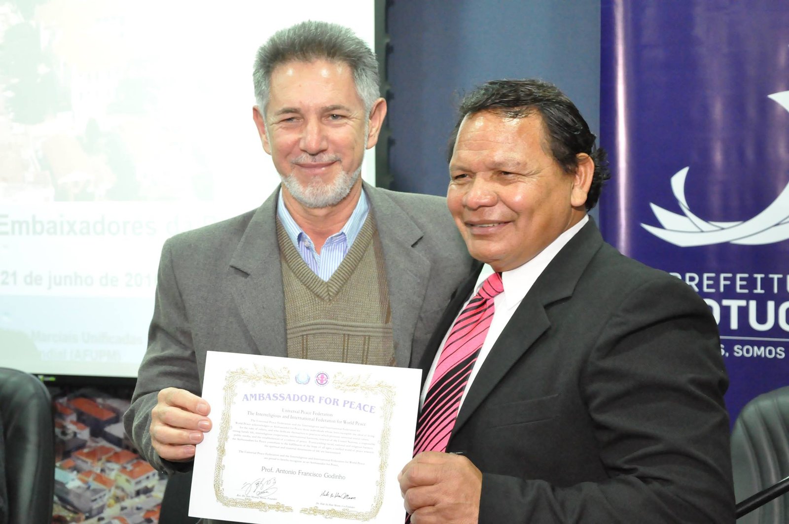Pesquisador botucatuense recebe título de Embaixador da Paz