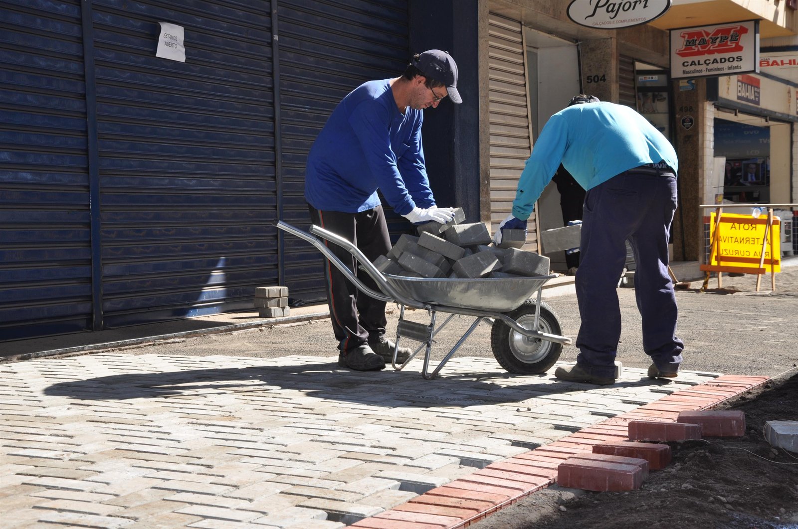 Revitalização: começa instalação de novo piso nas calçadas do terceiro quarteirão da Amando de Barros