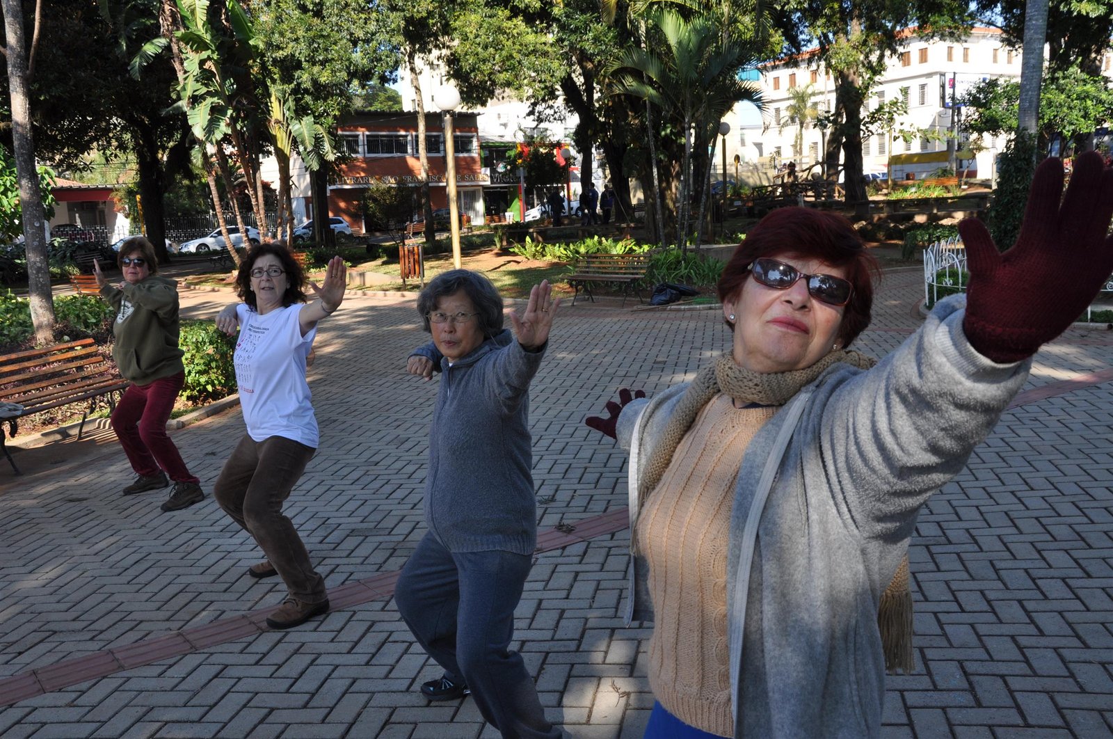 Praça Rubião Júnior recebe aula gratuita de ginástica terapêutica