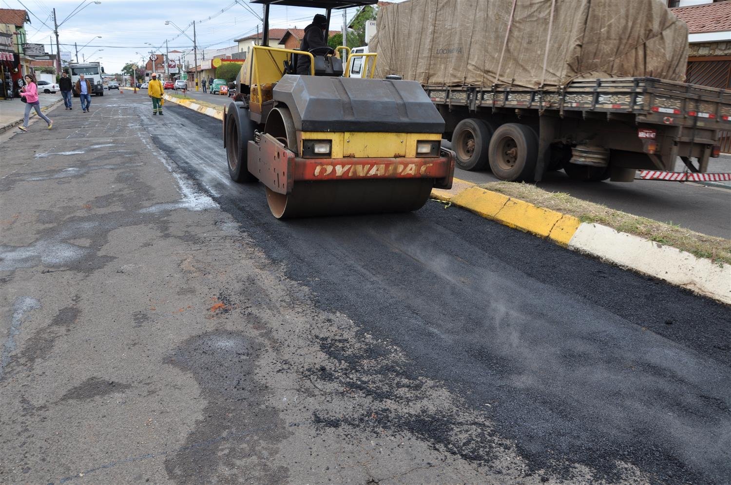 Av. Leonardo Villas Boas recebe novo asfalto