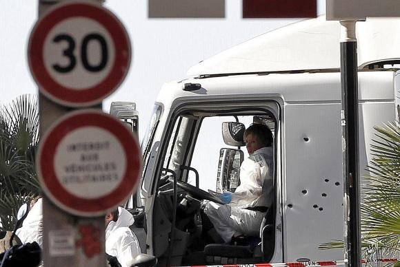 Cidade francesa segue em estado de alerta e motorista de caminhão e identificado