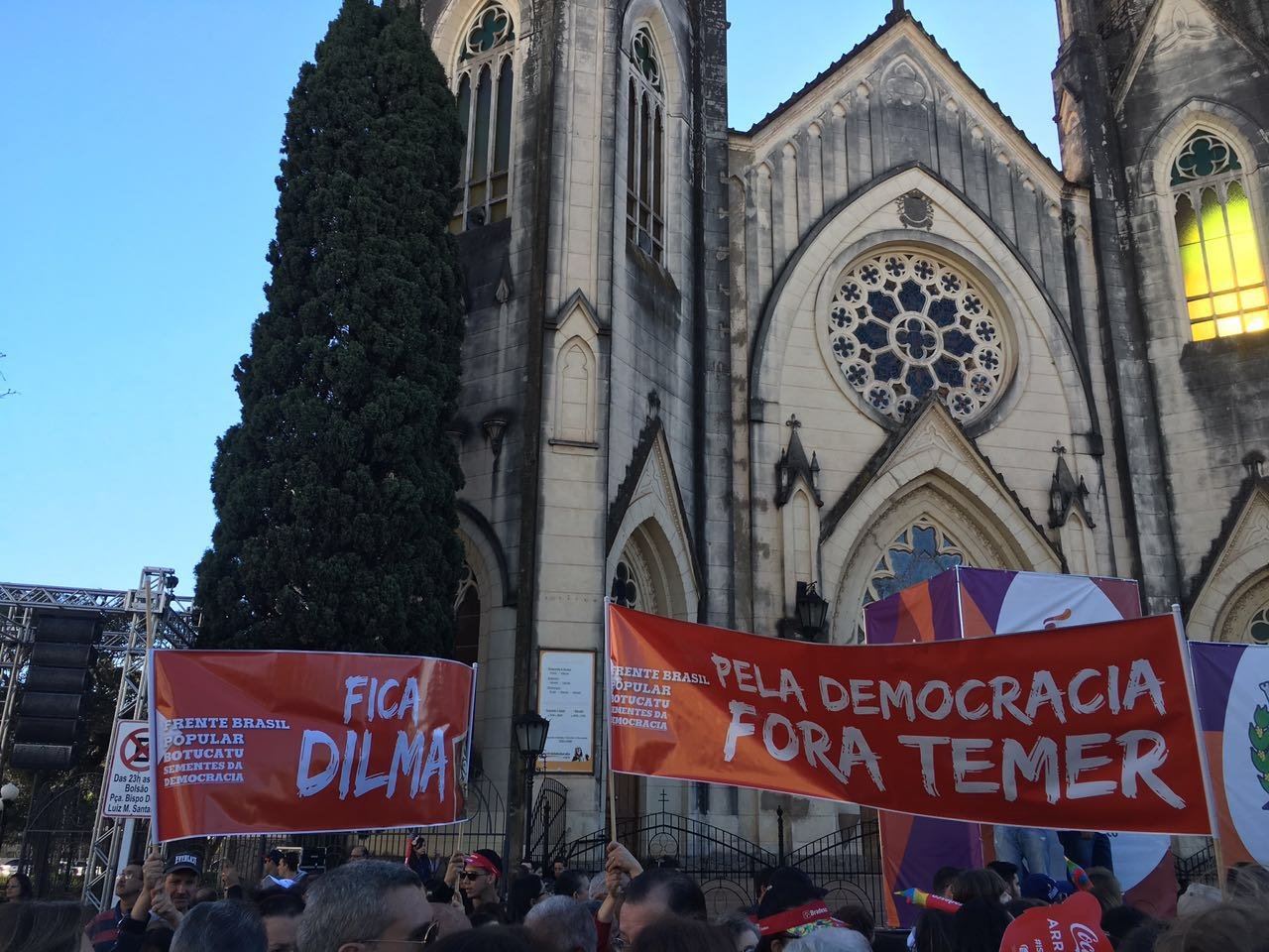 Grupo realiza protesto contra Michel Temer durante passagem da Tocha por Botucatu