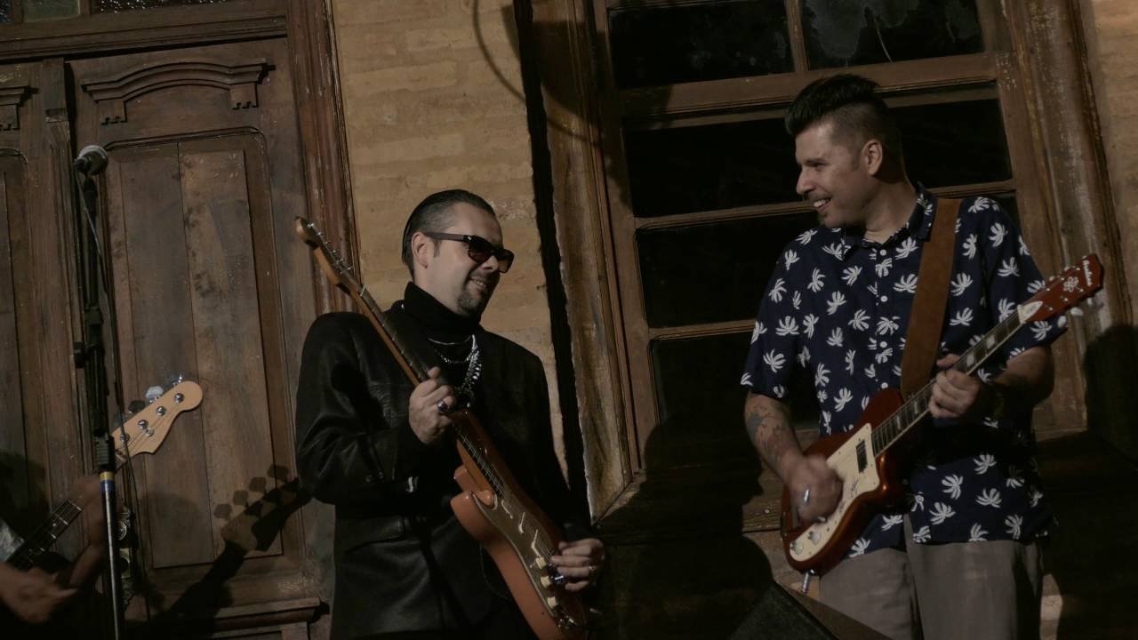 Sábado com a dupla de guitarristas Solom Fishbone e Netto Rockfeller em Botucatu