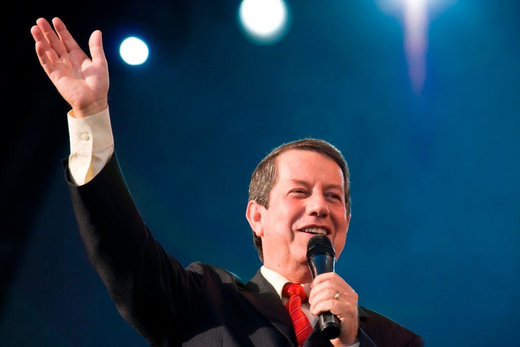 Relações Exteriores suspende passaporte diplomático a pastor R.R. Soares