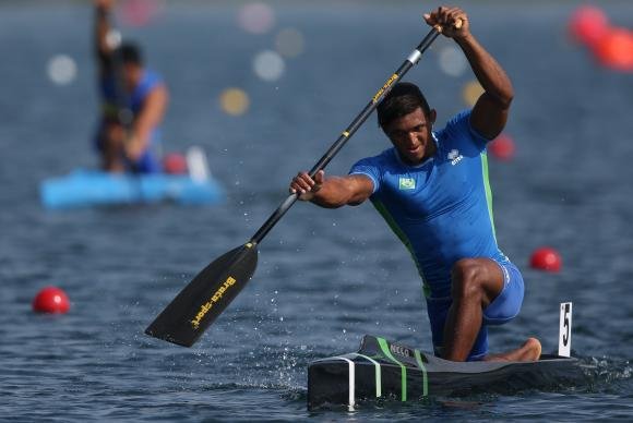 Isaquias Queiroz conquista medalha de prata na canoagem